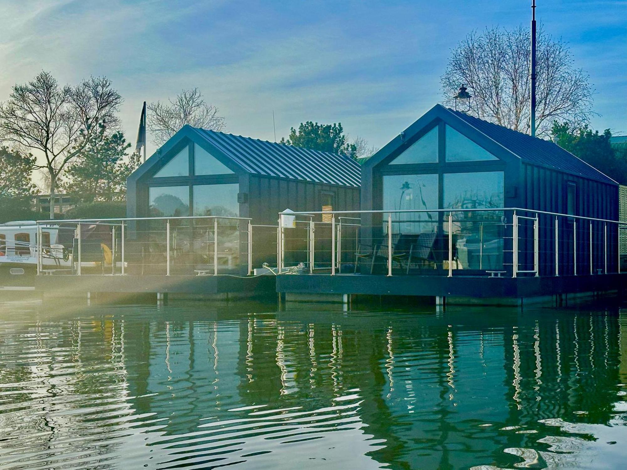 Lincoln Floating Holidays Exterior photo