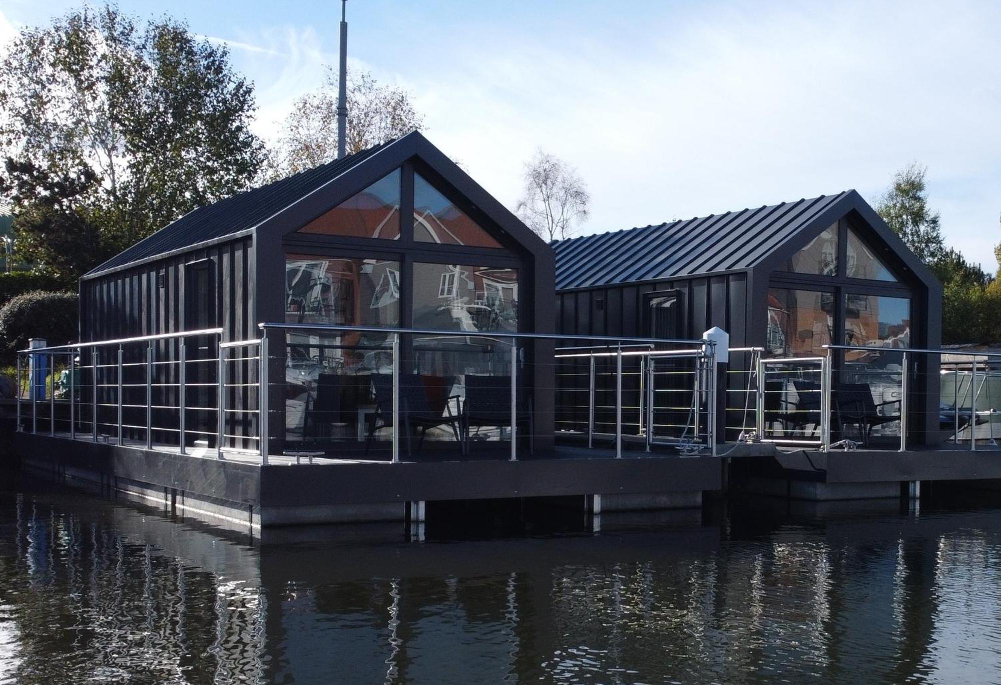 Lincoln Floating Holidays Exterior photo
